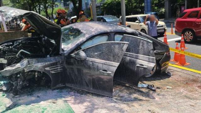 부산 해운대서 승용차 중앙선 넘어 상가 돌진...화재 발생
