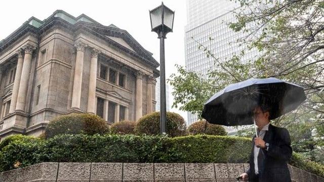 일본은행, 기준금리 동결…경제 성장률·인플레이션 전망 상향 조정