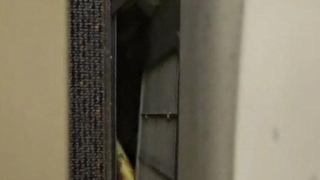 비행기 창문 틈새로 보조배터리 '툭'…수하물칸서 발견