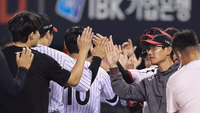 2위 LG 역전승·1위 한화는 역전패…1게임 차 선두 싸움(종합)
