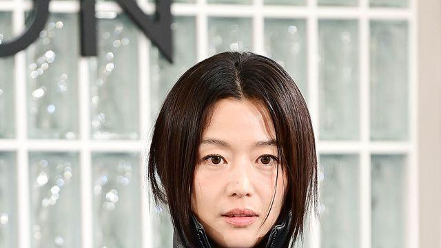 강동원과 만남 앞둔 전지현, 이것도 소화해? 긴 생머리 벗고 터프한 변신