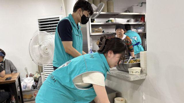 부산항만공사 직원들, 무더위 속 어르신에 '시원한 콩국수' 전달