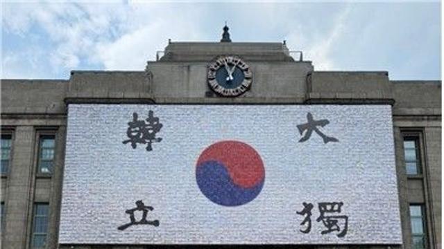 서울시, 서울도서관 외벽 '안중근 혈서 태극기'로 단장
