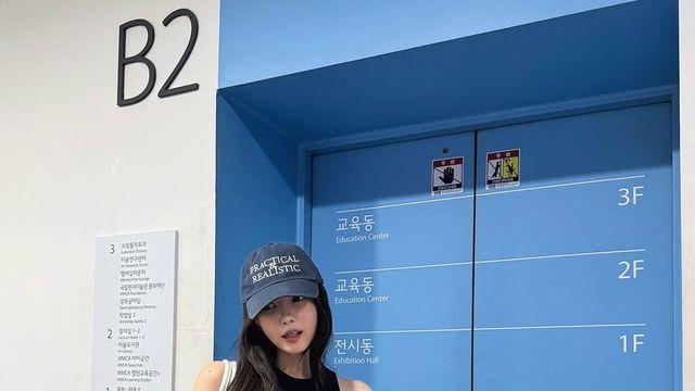 효민, 네이비+레드 조합 크롭톱에 와이드 팬츠, 볼캡까지…꾸민 듯 안 꾸민 듯 쿨한 매력으로 팬심 저격