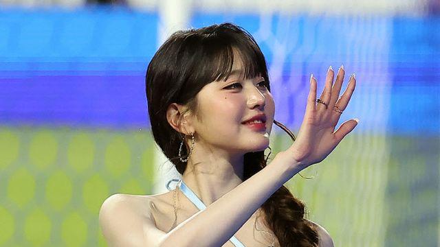 온라인 들썩인 장원영 시축 의상…누리꾼 갑론을박 지속