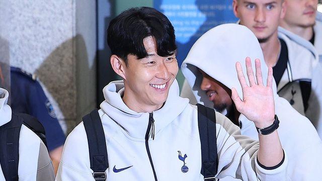 손흥민, 토트넘 마지막 경기? SON-양민혁 '한국인 듀오' 입국 완료…태극기 펼친 채 기념사진 '찰칵'