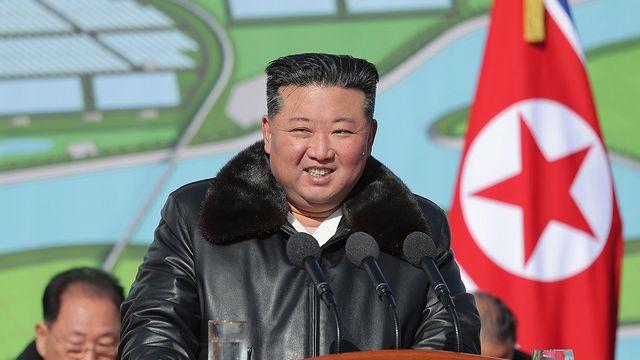 김정은, 신의주 온실농장·제방공사 현장시찰…