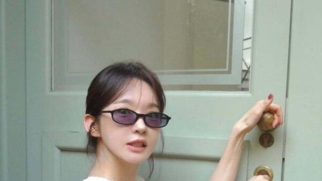 강민경, 흰 크롭티로 '잘록 허리' 과시…요정 같은 비주얼로 시선 강탈