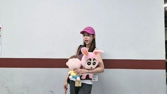 '돌싱 예비남편 논란' 신지, 해명 후 안정 찾았나?… 