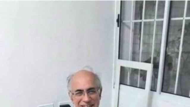커플티를 입고있는 어떤 커플,,