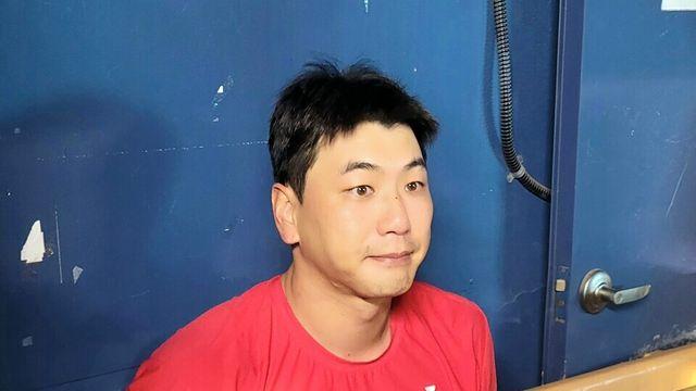최정 반등에 기뻐하는 SSG 김광현 
