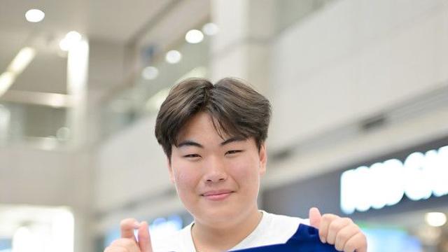 ‘공항서 눈물 펑펑’ 3개월간 만든 보석 십자수 전달식! 매디슨을 사랑한 토트넘 팬 감동 사연