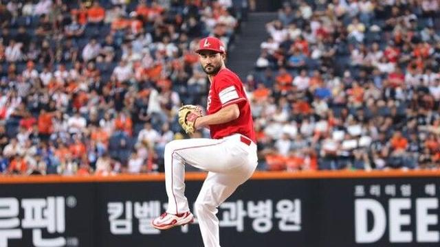 타구에 팔꿈치 맞은 SSG 화이트, 골절 피했다…타박상 진단(종합)