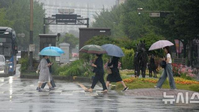 전북 강하고 많은 비…습도 높아 후텁지근