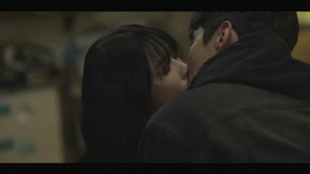 ‘메리 킬즈 피플’ 이보영·이민기, 돌발 입맞춤…정체 반전 예고
