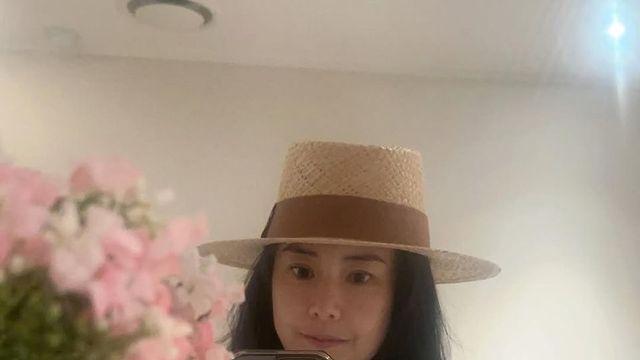 라탄햇+청순 블라우스 조합은 진리… 최정윤, 거울 셀카로 증명한 ‘관리의 여왕’