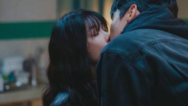 이보영x이민기, '돌발 입맞춤' 포착…심리적 갈등, 절망감 묘한 감정 (메리 킬즈 피플)