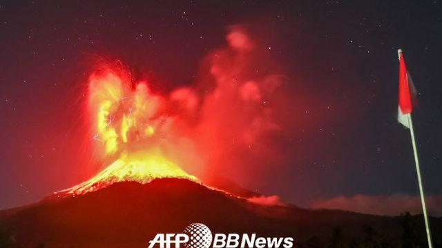 작년 9명 숨진 인니 화산 또 분화…당국, 반경 6km 접근 금지령