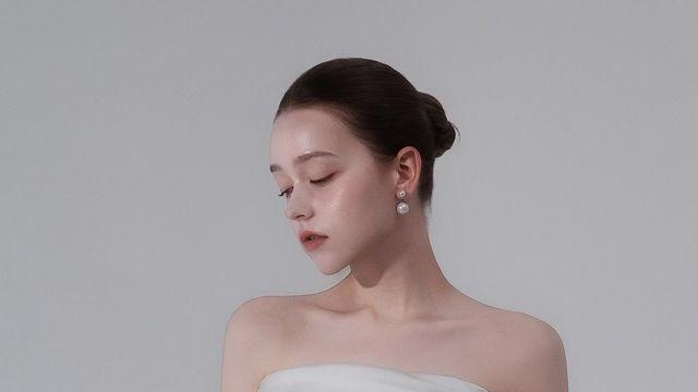 '독일 인형' 카라인, 순백의 여신으로 강림…시선 압도하는 오프숄더 드레스