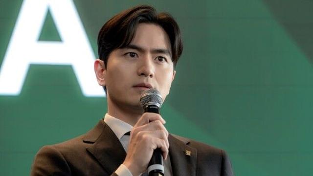 이진욱, 모두를 얼어붙게 만든 ‘호랑이 팀장’ 카리스마…정채연과 살벌한 첫 만남 예고('에스콰이어')