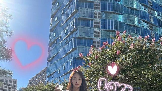 김선신, 화이트 가디건+미니백으로 완성한 청순 데이트룩의 정석