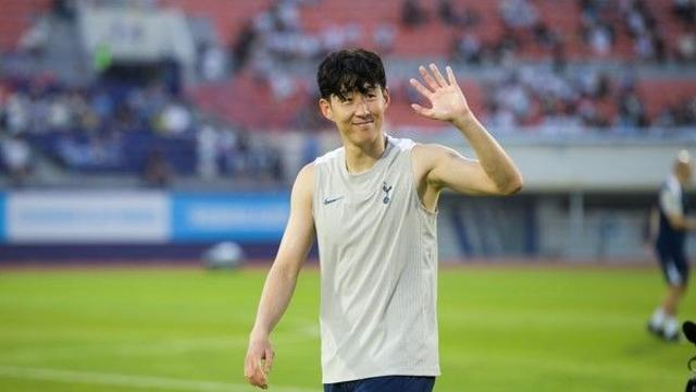 [토트넘 훈련] '이적 선언' 손흥민의 특별한 팬서비스! 훈련 종료 1시간 후까지 사인 공세