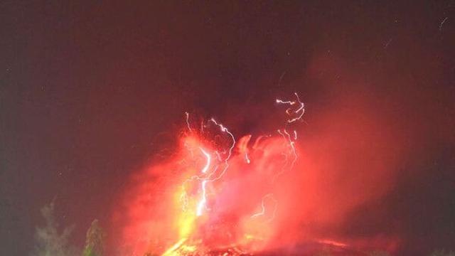 印尼 레워토비 라키라키 화산 이틀 연속 분화…화산재 기둥 18㎞ 높이까지