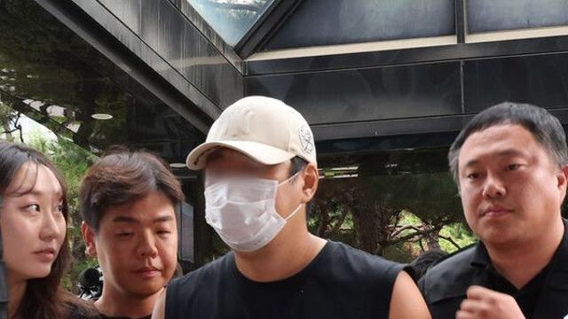 부모·형 죽이고 방에서 자다 체포, 30대 기소…살인 검색