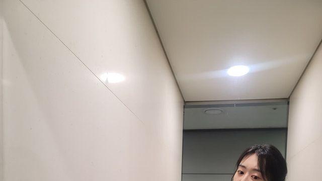 '날씨 여신' 남유진, 흰 티 하나로 완성한 '숨멎' 골반 라인