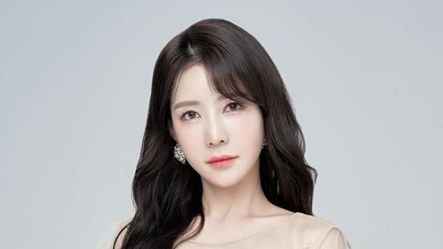 트로트가수 한봄, NC·KT전 시구…승리 요정 도전