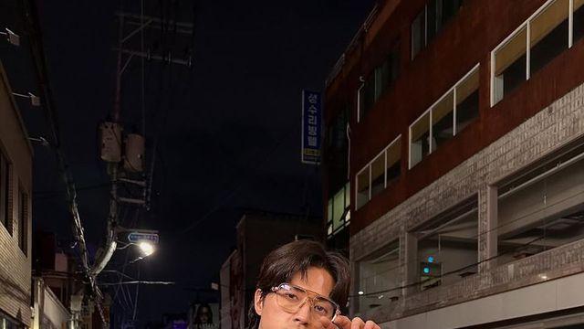 '조각 미남' 김지훈, 어둠 속에서도 빛나는 올블랙 스트리트 패션
