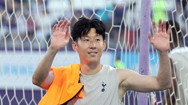 훈련 후 관중석 돌며 인사한 손흥민, '무한 응원' 보낸 팬들...토트넘의 애틋했던 오픈 트레이닝