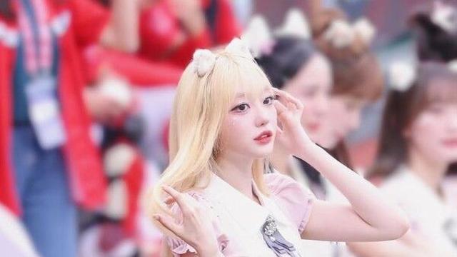 메이드복 입은 장원영?…닮은 치어리더에 야구장 '발칵'