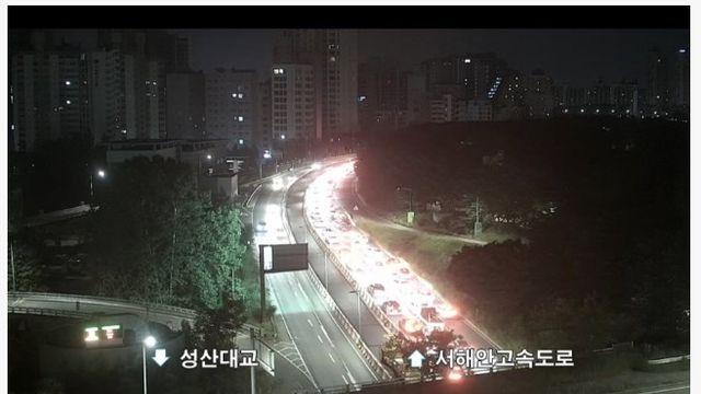 무려 새벽 2시에도 막히는 미친 도로