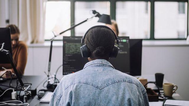 '좋은 사람'이어야만 하는 압박… 호감 노동에 시달리는 이들