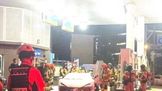 강남 주유소서 '람보르기니' 화재…2명 화상 입어 병원 이송