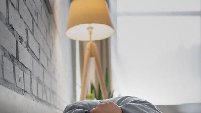 잠 못 자는 진짜 이유…美 의사가 밝힌 침실의 '3대 유해 물질'은?