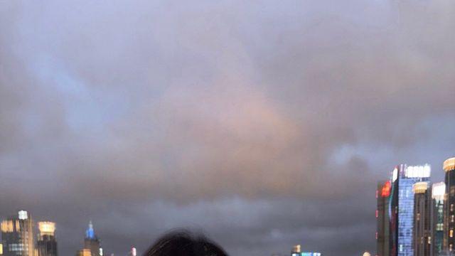 인간 댕댕이' 우아 루시, 레이어드 티셔츠 하나로 완성한 '도심 속 시크룩'
