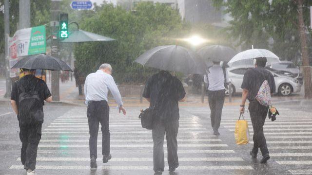 폭염 누그러드나…밤사이 수도권 '강한 호우'