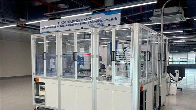 로봇팔·AI가 이차전지 양극 소재 개발… KAIST·포스코홀딩스 자율탐색 실험실 구축