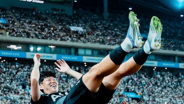 [IN POINT] 토트넘 레전드 맞습니다…‘눈물 펑펑’ 손흥민, 동료들에게 ‘헹가래’ 받았다
