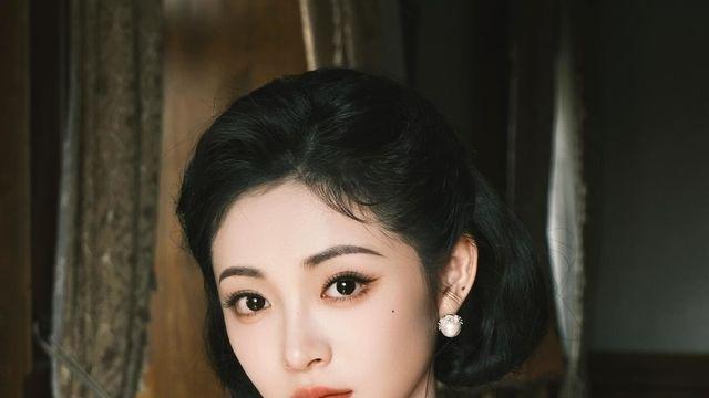 '아이오아이 출신' 주결경이 제안하는 클래식룩의 정석, '블랙 앤 화이트'의 품격
