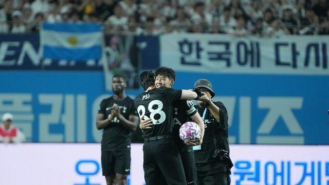 박서준, “손흥민의 토트넘 긴 여정에 감사”… SON과 뜨거운 포옹