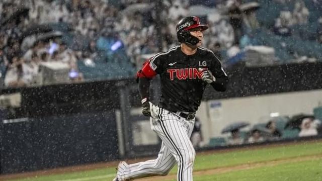 LG 트윈스, 삼성에 6-3 강우 콜드 승리...1위 한화 턱밑 추격
