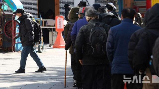 기초생활수급자 43% 65세 이상…노인 10명 중 1명꼴