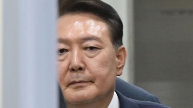 윤석열 전 대통령 측 “수의 벗은 건, 체온 조절 때문”