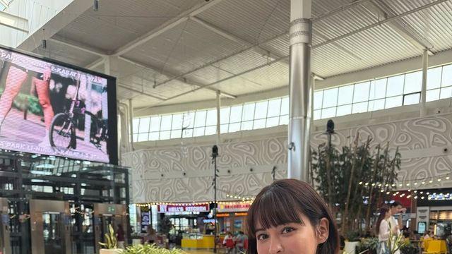 구잘, 파스텔톤 스트라이프 셔츠에 화이트 원피스로 완성한 청량미