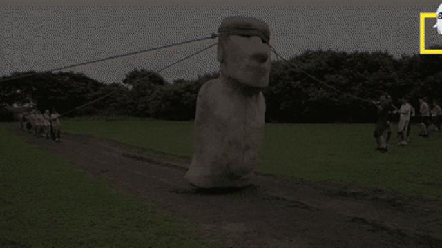 걸어가는 모아이석상.