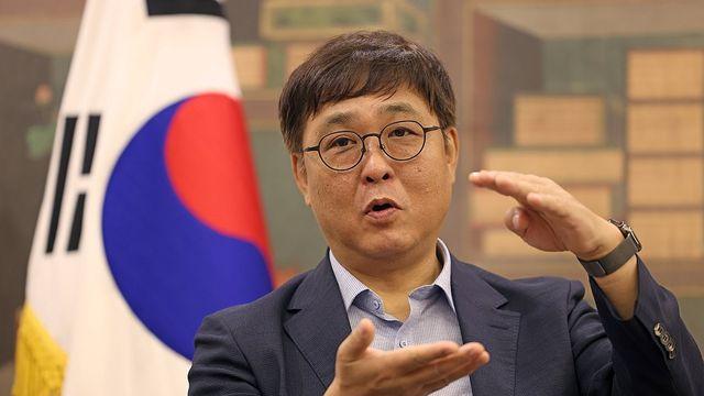 최휘영 장관, 연극 '삼매경' 출연진 격려…