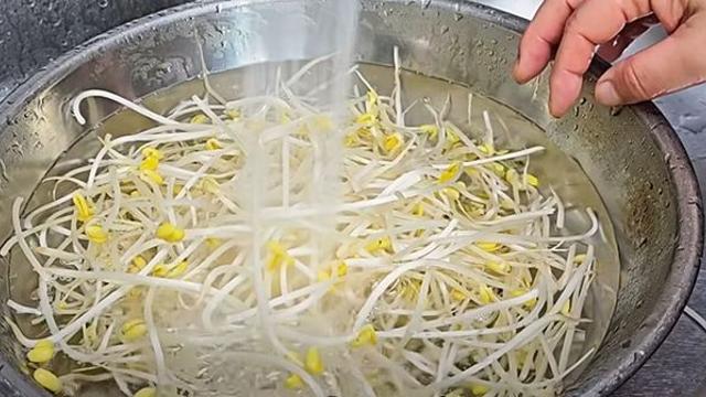 다진 마늘 없어도 된다…술 먹은 다음 날 속을 싹 풀어주는 콩나물국 레시피
